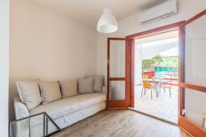 A seating area at Mondello Sabrina Apartments