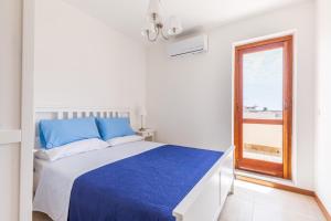 A bed or beds in a room at Mondello Sabrina Apartments