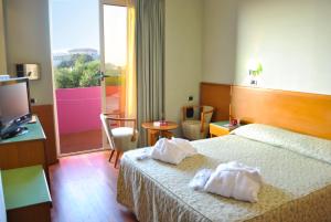 une chambre d'hôtel avec un lit et une télévision dans l'établissement SenB Hotel, à Senigallia