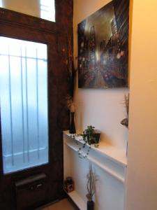 Habitación con ventana y estante con una foto en Chambre d'hôtes Au Nid du Thil, en Beauvais