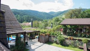 - une vue sur une maison avec piscine et montagnes dans l'établissement Casa din Vale, à Vale