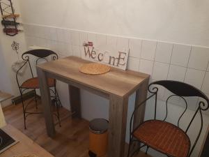 a table and two chairs in a kitchen at Kleiner-Muldenblick in Leisnig