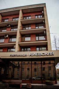 un edificio con un cartel en la parte delantera en Kievskaya Hotel on Kurskaya, en San Petersburgo
