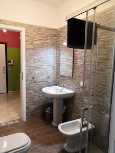 La salle de bains est pourvue d'un lavabo, de toilettes et d'une télévision. dans l'établissement A casa dalla Fra, à Castelfranco Emilia