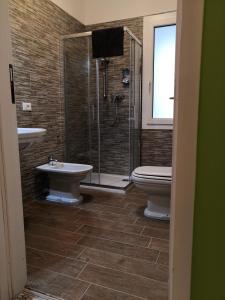La salle de bains est pourvue d'une douche, de toilettes et d'un lavabo. dans l'établissement A casa dalla Fra, à Castelfranco Emilia
