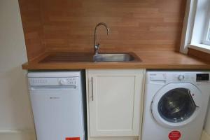 Comfortable Leeds House - Free WIFI - great links!