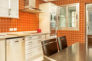 A kitchen or kitchenette at Villa Happy Dreamer