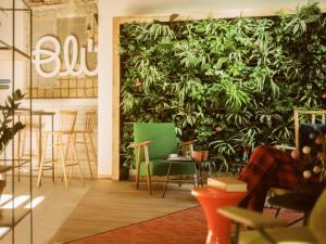 een kamer met een muur bedekt met planten bij Hotel Blü Gastein in Bad Hofgastein