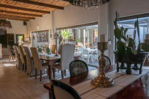 uma sala de jantar com mesa e cadeiras em Lairds Lodge Country Estate em Plettenberg Bay