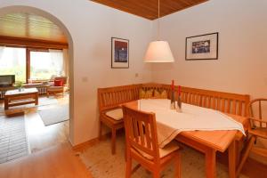 een eetkamer met een tafel en stoelen en een woonkamer bij Am Traunufer Anneliese Plenk inkl. Chiemgaukarte in Ruhpolding +4 foto's