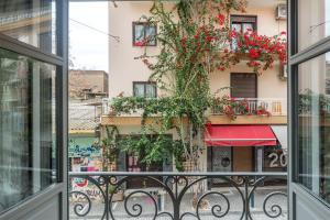 desde una ventana de un edificio con flores rojas en UrbanStay, en Atenas