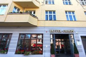 une entrée d'hôtel dans un bâtiment avec une entrée d'hôtel dans l'établissement Hotel Orion Berlin, à Berlin