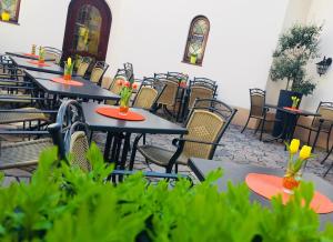 una fila de mesas y sillas en un restaurante en Altdeutsche Weinstube - Superior, en Rüdesheim am Rhein