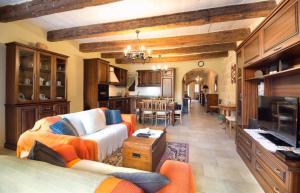ein großes Wohnzimmer mit Couch und Küche in der Unterkunft Exceptional villa in In-Nadur with private pool. in Nadur