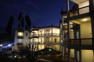 - un grand bâtiment ouvert la nuit dans l'établissement Hotel Nalanda Ladakh, à Leh