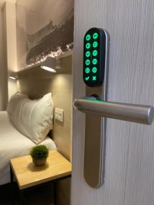 a hotel room with a door with a green alarm clock at MIROTZA ROOMS AND APARTMENTS in Orio