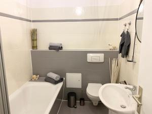 科特布斯的住宿－Premium CityApartment *Tiefgarage,Netflix,Zentrum*，带浴缸、卫生间和盥洗盆的浴室