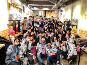 a large group of people posing for a picture at 淡水民宿-台北Yes Hotel in Tamsui