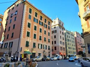 ulica miejska z budynkami i samochodami zaparkowanymi na ulicy w obiekcie A due passi da w Genui