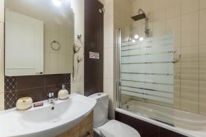 Un baño con lavabo, inodoro y ducha. en UrbanStay, en Atenas 28 fotos más
