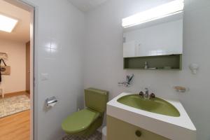 A bathroom at Zackenluegi