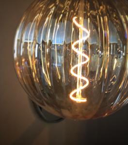 Una bola de cristal clara con una cuerda dentro. en Gasthof Auwirt, en Sankt Michael im Lungau