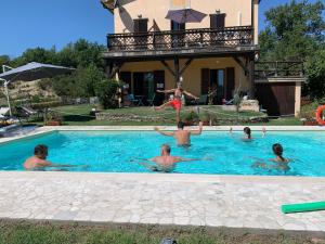 Pizzicalaluna Agriturismo Olistico sulle Colline di Pianoro内部或周边的泳池