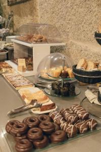 una exposición de donuts y otros productos de repostería en una panadería en Peregrina Hotel, en Sanxenxo