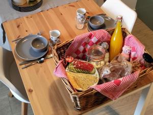 una cesta de comida sentada en una mesa en B&B TxL, en De Cocksdorp