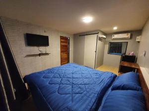 Un pat sau paturi într-o cameră la สกายวิวรีสอร์ท ชัยนาท
