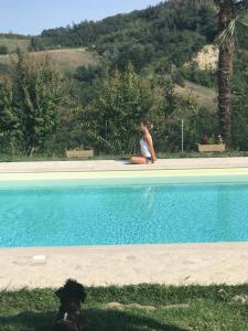 Pizzicalaluna Agriturismo Olistico sulle Colline di Pianoro内部或周边的泳池