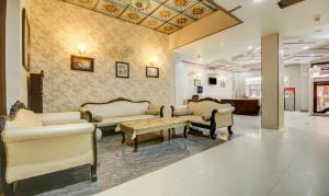 - un salon avec des canapés et une table dans l'établissement Treebo Trend Rockwell Plaza, à New Delhi