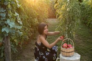 a woman in a dress holding a basket of apples at Hotel Al Mulino in Anacapri