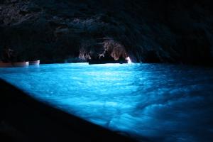 a blue pool of water in a cave at Hotel Al Mulino in Anacapri