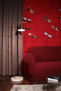 アスタナにあるThe Veil Hotelの赤い壁の赤いリビングルーム(赤いソファ付)