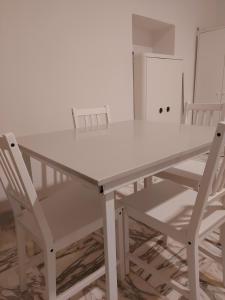 a white table and two chairs in a room at casa laurel in Meta