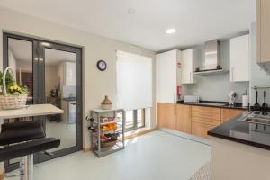 Η κουζίνα ή μικρή κουζίνα στο Privilege Apartment Benet with Rooftop Pool, Village Marina - Olhão