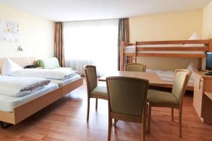 Una cama o camas en una habitación de Das Hotel Sherlock Holmes