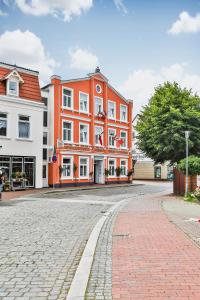 an orange building on the side of a street at Hotel Stadt Kappeln in Kappeln