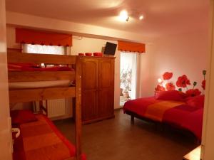 1 Schlafzimmer mit 2 Etagenbetten und einem Fenster in der Unterkunft Chambres d'hôtes Les Coquelicots in Marieulles