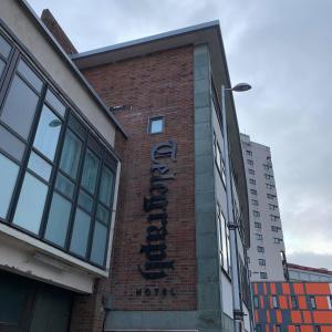 un edificio de ladrillo con un cartel en el costado en Telegraph Hotel - Coventry en Coventry