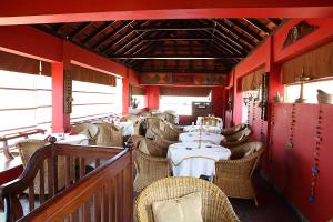 un vagone ristorante di un treno con tavoli e sedie di Raheem Residency a Alleppey