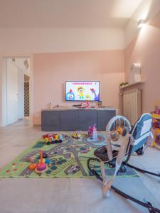 Habitación infantil con zona de juegos con mesa y silla en Babyaccommodation Family Space, en Ceriale