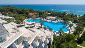 einen Luftblick auf ein Resort mit einem Pool in der Unterkunft Rai Premium Tekirova - Ex Queen's Park Tekirova in Tekirova