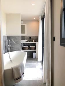 La salle de bains privative est pourvue d'une baignoire. dans l'établissement Vue exceptionnelle sur lac d'Annecy et Montagnes, à Menthon-Saint-Bernard