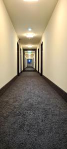 einen leeren Flur mit weißen Wänden und einem langen Korridor in der Unterkunft Euro Hotel Wertheim in Wertheim