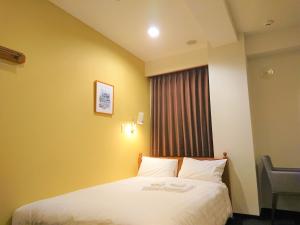 Postel nebo postele na pokoji v ubytování Smile Hotel Kobe Motomachi