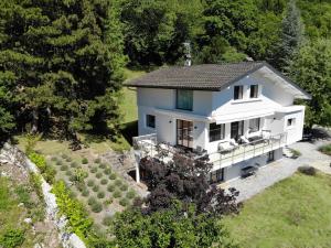 een luchtzicht op een wit huis bij Vue exceptionnelle sur lac d'Annecy et Montagnes in Menthon-Saint-Bernard