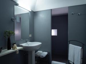 A bathroom at Pantelleria Dream Resort