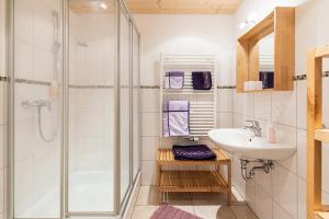 Et badeværelse på Berggasthaus Steinberg-Alm inkl. Chiemgaukarte + 16 billeder